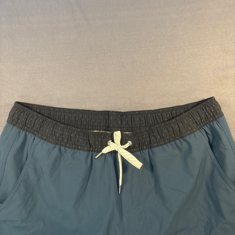 Vuori Kore Shorts Men’s Large Lined Green 7.5” Elastic Waist Pockets Stretch - Picture 4 of 9